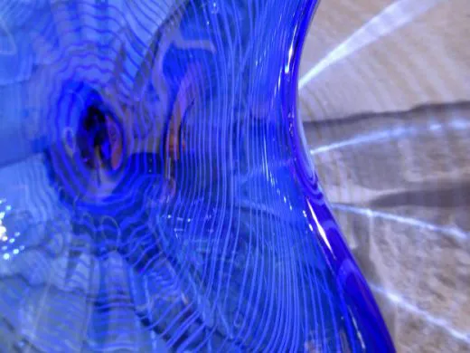 Wandteller in dunkelblau/ FOGLIA di Vetro