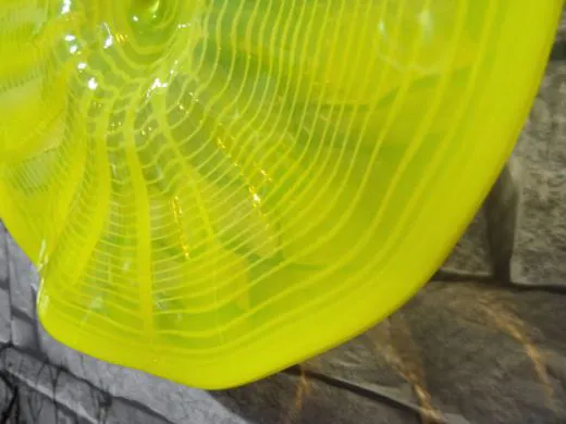 Wandteller in gelb/ FOGLIA di Vetro