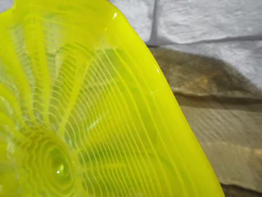 Wandteller in gelb/ FOGLIA di Vetro