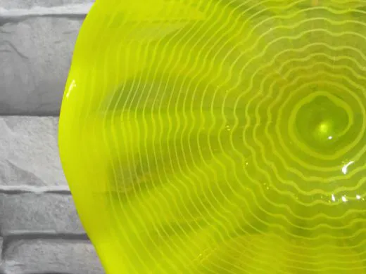 Wandteller in gelb/ FOGLIA di Vetro