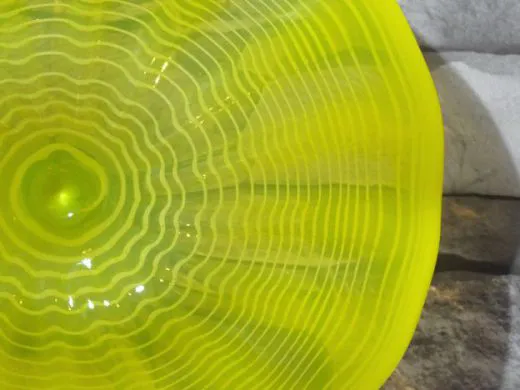 Wandteller in gelb/ FOGLIA di Vetro