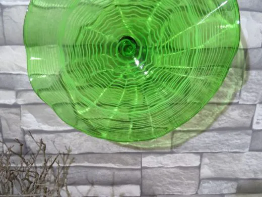 Wandteller in grün/ FOGLIA di Vetro