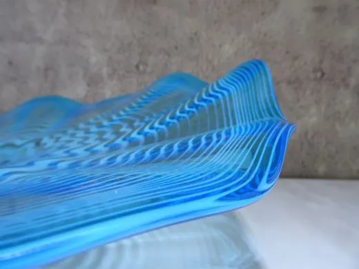 Wandteller in hellblau/ FOGLIA di Vetro