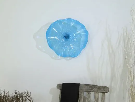 Wandteller in hellblau/ FOGLIA di Vetro