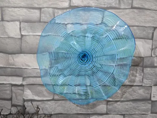 Wandteller in hellblau/ FOGLIA di Vetro