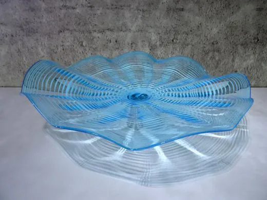 Wandteller in hellblau/ FOGLIA di Vetro