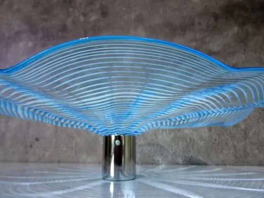 Wandteller in hellblau/ FOGLIA di Vetro