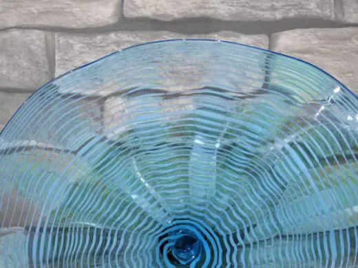 Wandteller in hellblau/ FOGLIA di Vetro