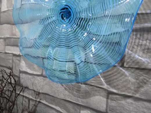 Wandteller in hellblau/ FOGLIA di Vetro