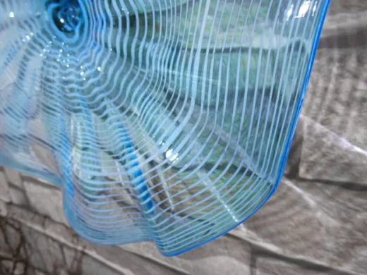 Wandteller in hellblau/ FOGLIA di Vetro