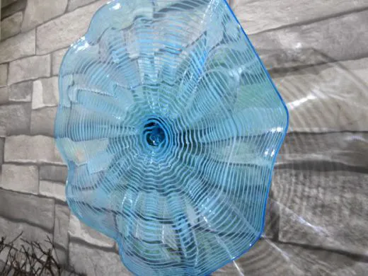 Wandteller in hellblau/ FOGLIA di Vetro