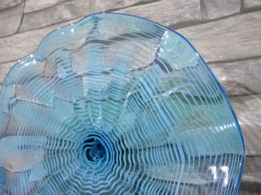Wandteller in hellblau/ FOGLIA di Vetro
