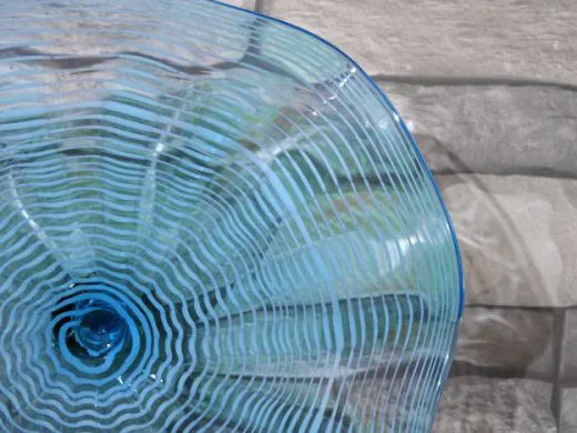 Wandteller in hellblau/ FOGLIA di Vetro