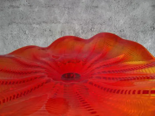 Wandteller in rot/ FOGLIA di Vetro