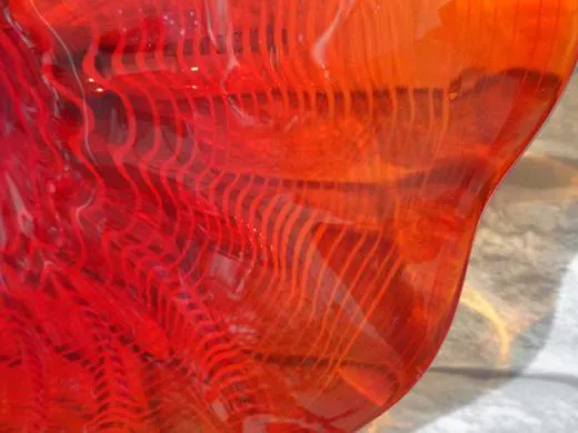 Wandteller in rot/ FOGLIA di Vetro