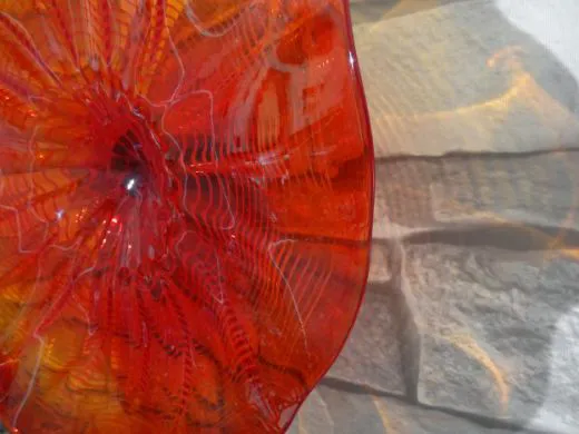 Wandteller in rot/ FOGLIA di Vetro